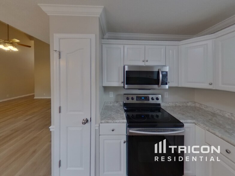 Building Photo - 2156 Aberdeen Cir