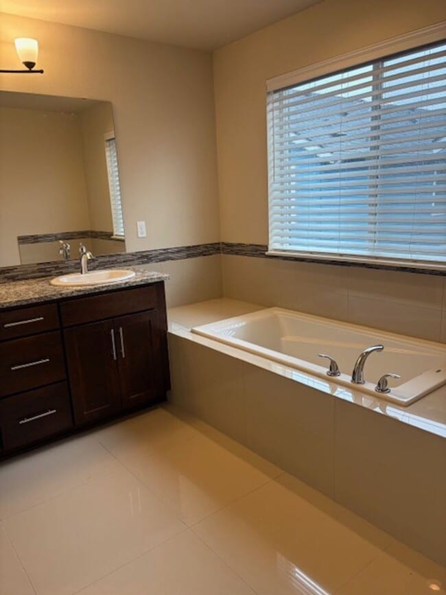 Building Photo - Beautiful 4-bedroom 2.5 bath home