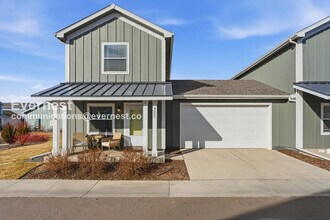 Building Photo - 4 Bed/3 Bath Townhome with Fenced Yard & Garage / Available Now!