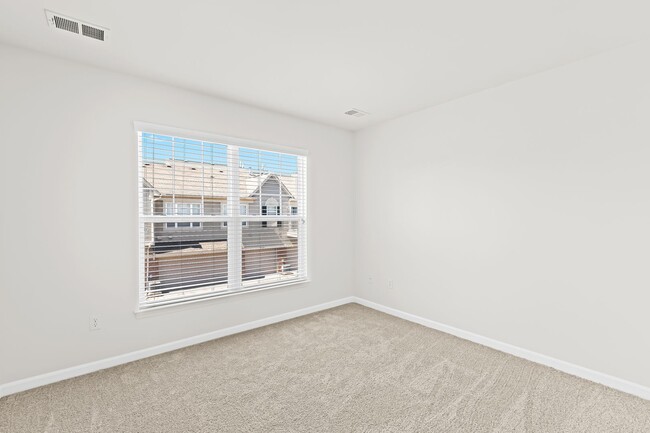Building Photo - MOVE IN READY 2 BED 2 BATH!