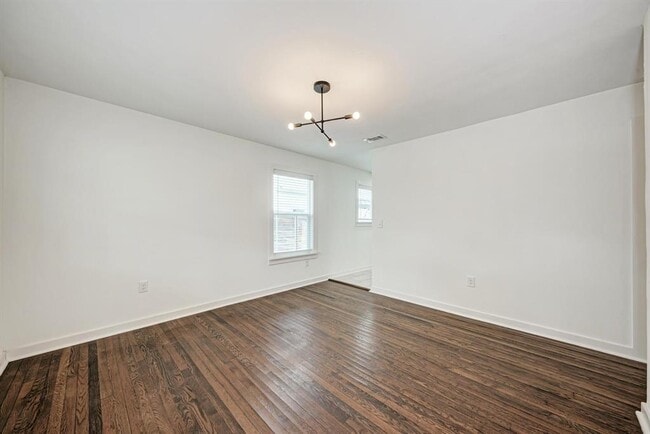 Building Photo - 1703 Hillcrest Ln