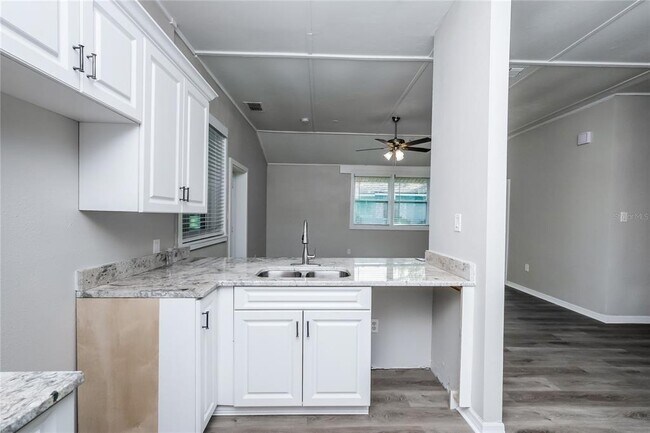 Building Photo - 4007 E Osborne Ave