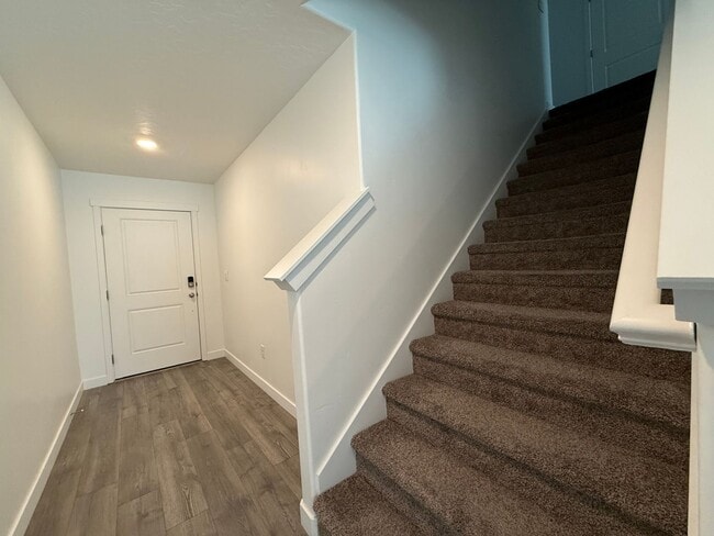 Building Photo - Beautifully Updated 4-Bedroom Townhome in ...