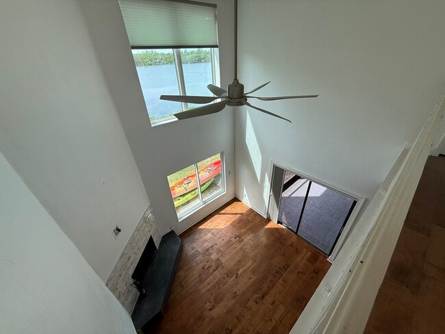 Building Photo - 1070 Sanibel Ct