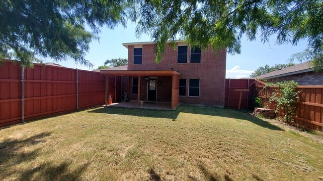 Building Photo - Spacious Four Bedroom