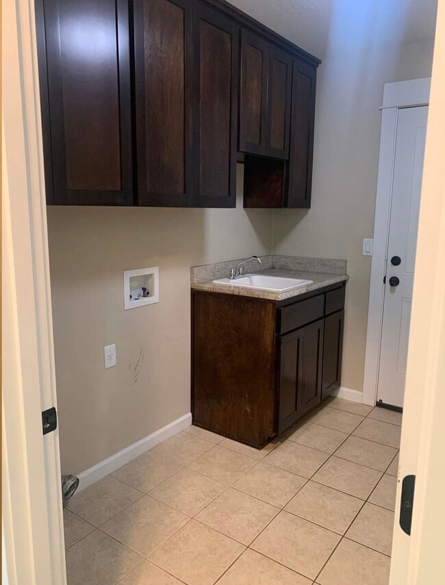 Building Photo - Beautiful East Medford 4 Bedroom 2 Bathroom Home