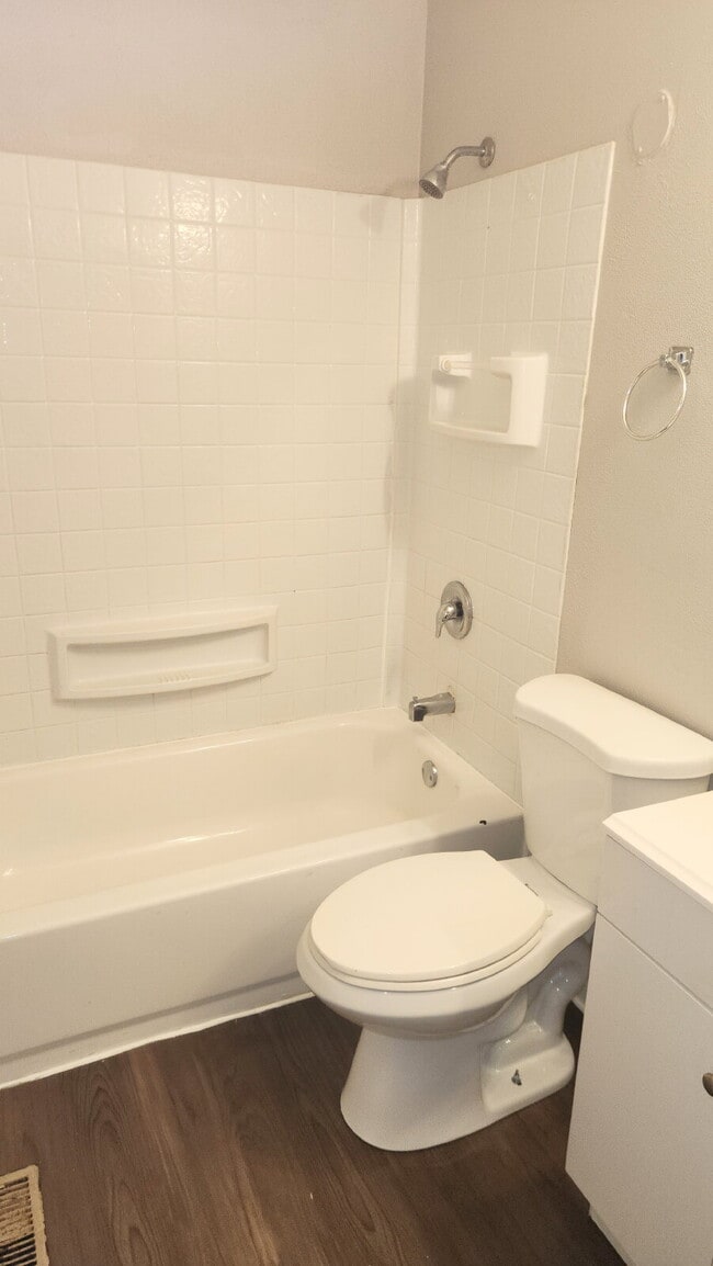 Building Photo - "Charming 3-Bedroom Gem in Hazelwood with Modern Comforts