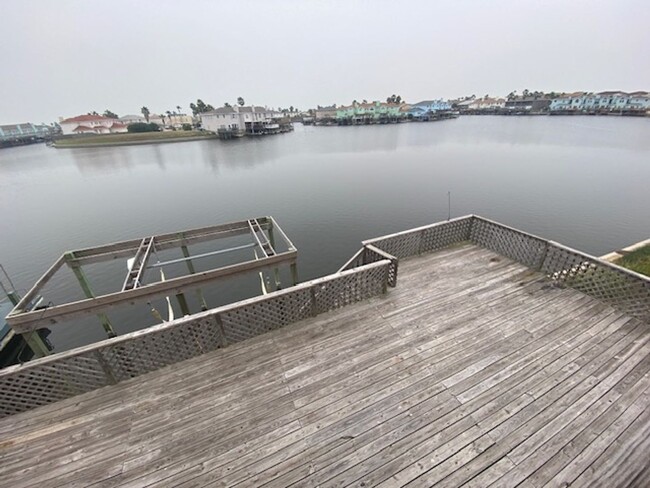 Building Photo - PADRE ISLAND HOME - EXTRA WIDE CANAL!