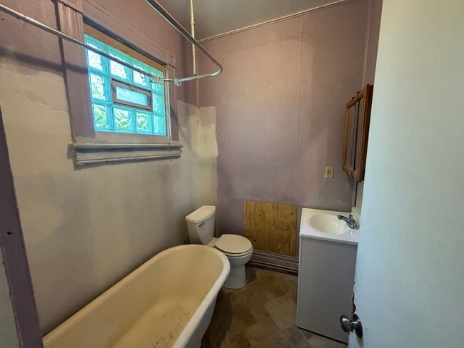 Building Photo - Rare 4 BR/ 2 BA Home with Multi-Generational Layout