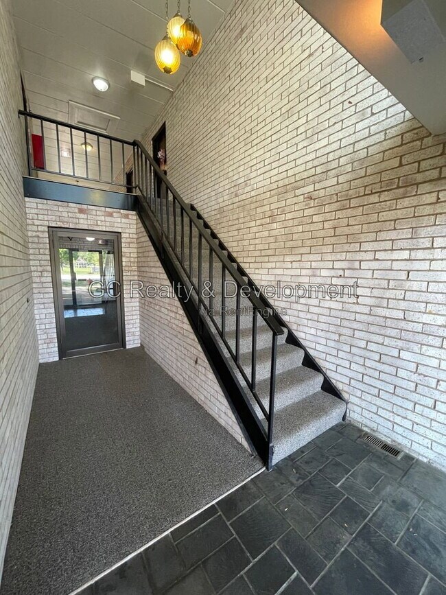 Building Photo - 180 N Wolf Rd