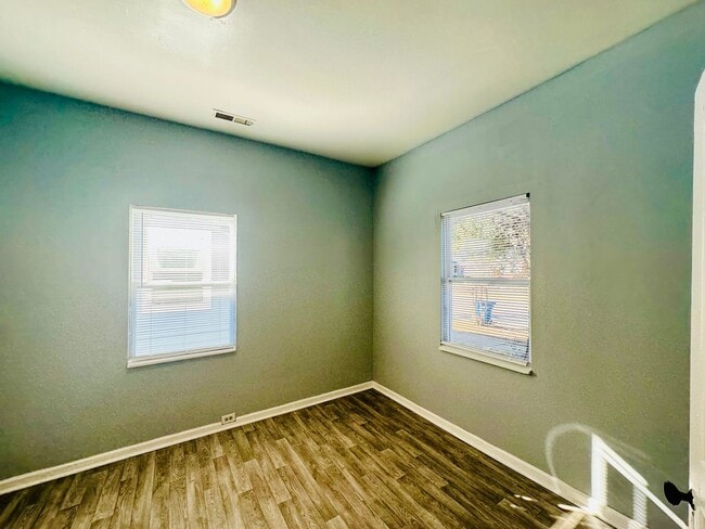 Building Photo - DOWNTOWN WILMINGTON - 3 Bedroom & 1 Bath -...