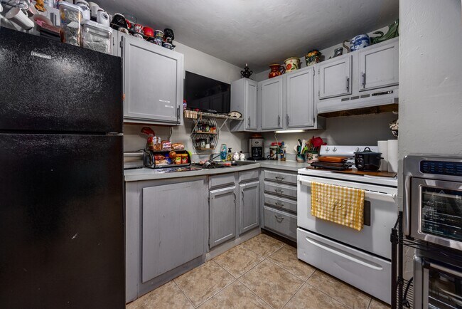 Building Photo - 2321 SW 31st Pl