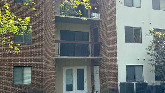 Building Photo - 4002 Governors Square