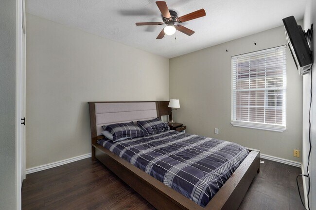Building Photo - Pre-Leasing this Fully Furnished Brick Fro...