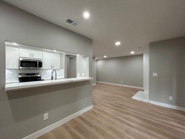 Building Photo - Sophisticated 2BR Walnut Creek Residence –...