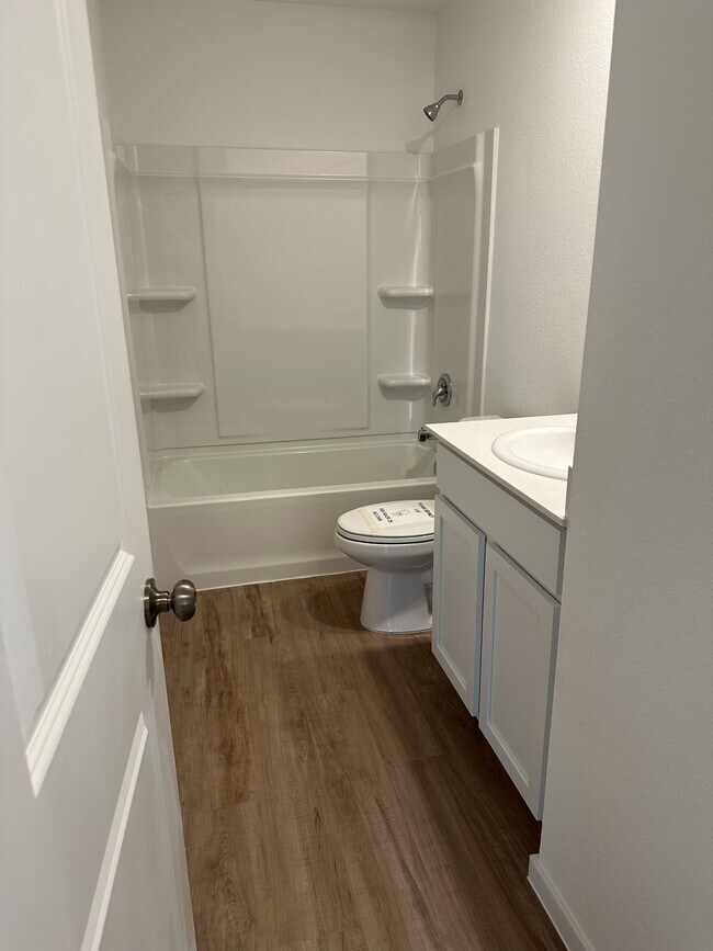 Building Photo - 406 Mdw Acrs Ln