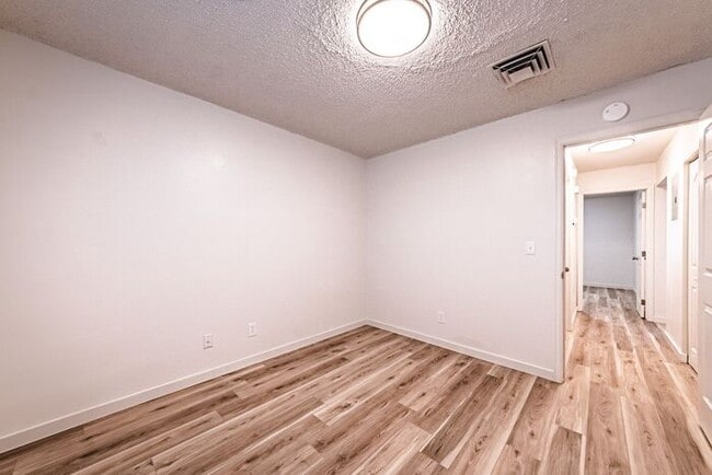 Building Photo - Renovated Cozy 2-Bedroom Duplex |Utilities Included! | Move-In Special - 50% off the first month’...
