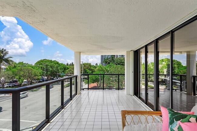 Building Photo - 2575 S Bayshore Dr