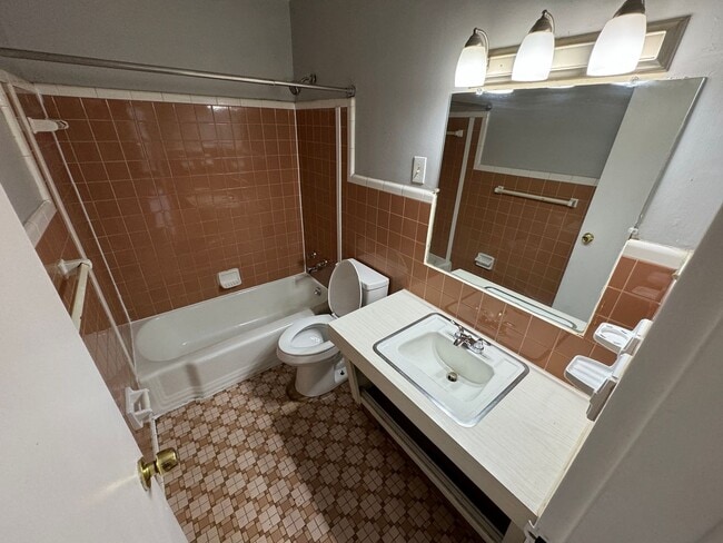 Building Photo - 1568 Alexandria Dr