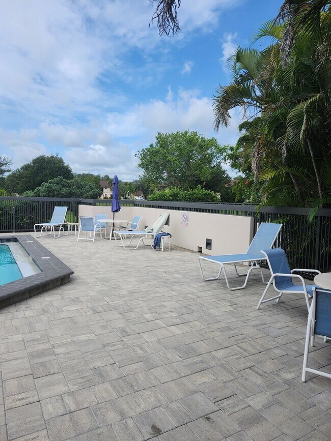 Building Photo - Oak Forrest 55 and older Condominium FOR RENT! ANNUAL-FIRST FLOOR