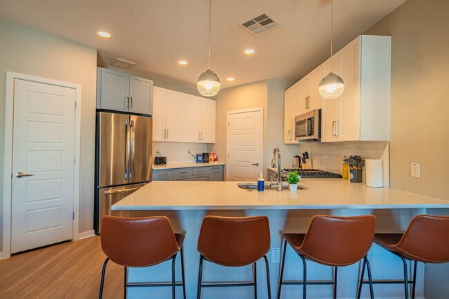 Building Photo - 777 E Stella Ln