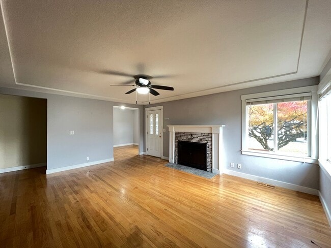 Building Photo - Charming 2 Bed 1 Ba House in Gladstone - Garage, Washer and Dryer, Landscaping Including!