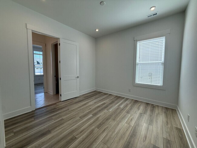 Building Photo - Beautiful 4 Bedroom Single Family Home