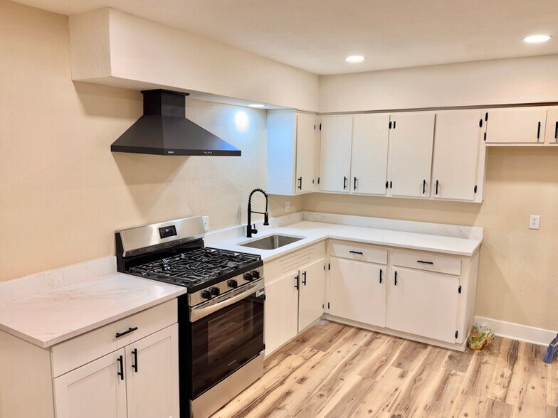 Building Photo - 11012 Sunny Dr