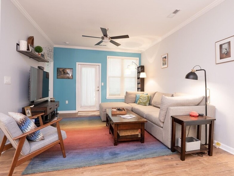 family room area - 500 Bucksley Ln