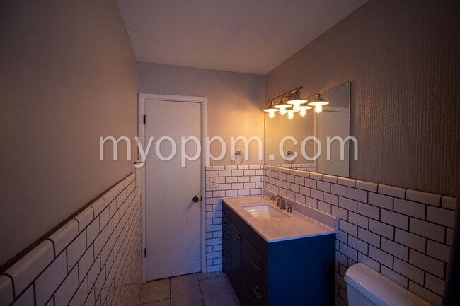 Building Photo - Spacious 4 Bed 2 Bath Home!