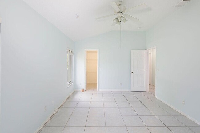 Building Photo - 2741 SW Pierson Rd