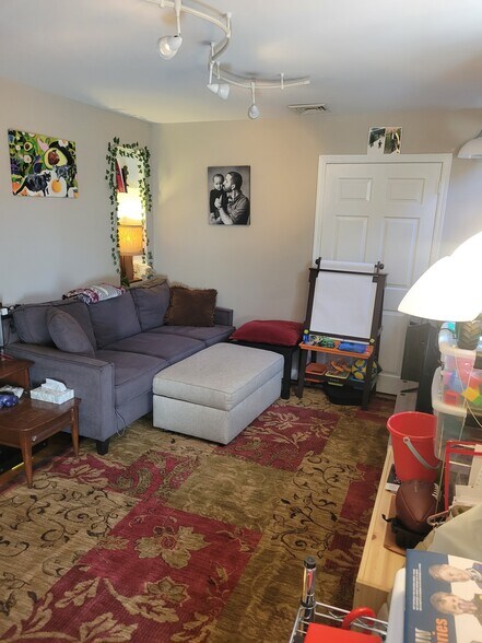 Building Photo - 212 Christopher Columbus Dr