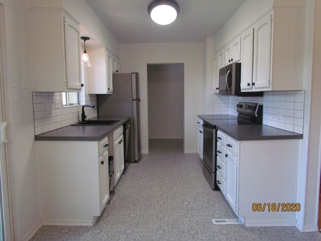 Building Photo - Roommate Needed for 3 Bed Home Close to Bo...
