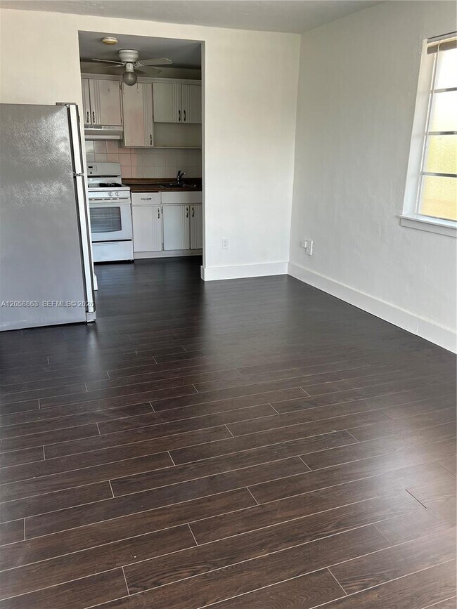 Building Photo - 107 SW 18th Ct