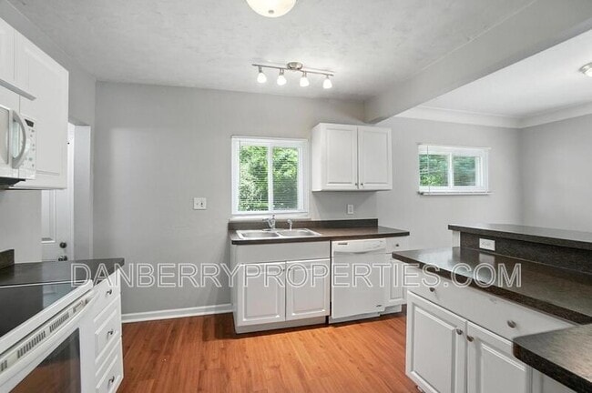 Building Photo - 822 Searles Rd