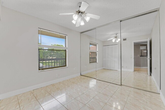 Building Photo - 21915 Lake Forest Cir
