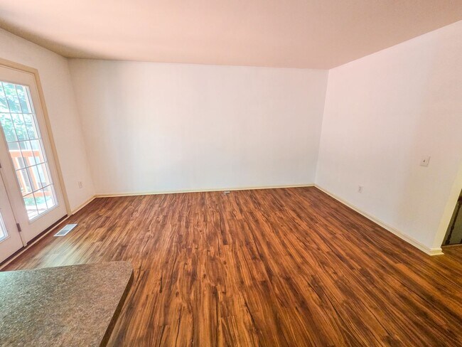 Building Photo - Fantastic 3br TownHome in highly sought Silver Spring Neighborhood - Available NOW!