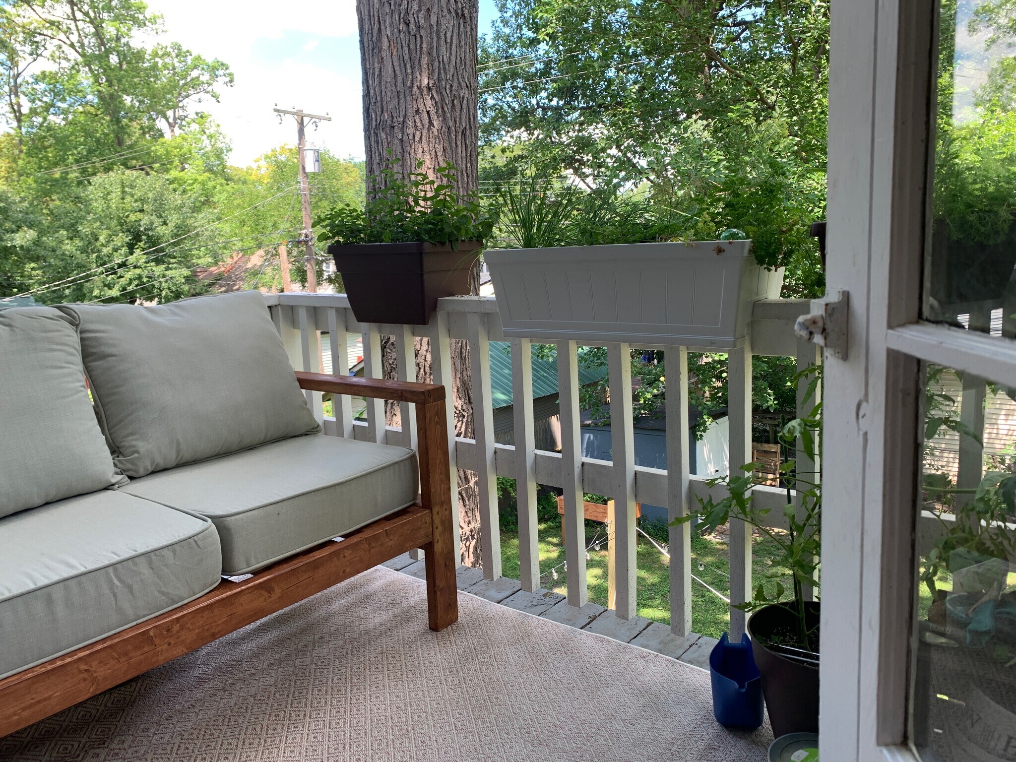 Building Photo - 627 Hawthorn Ave