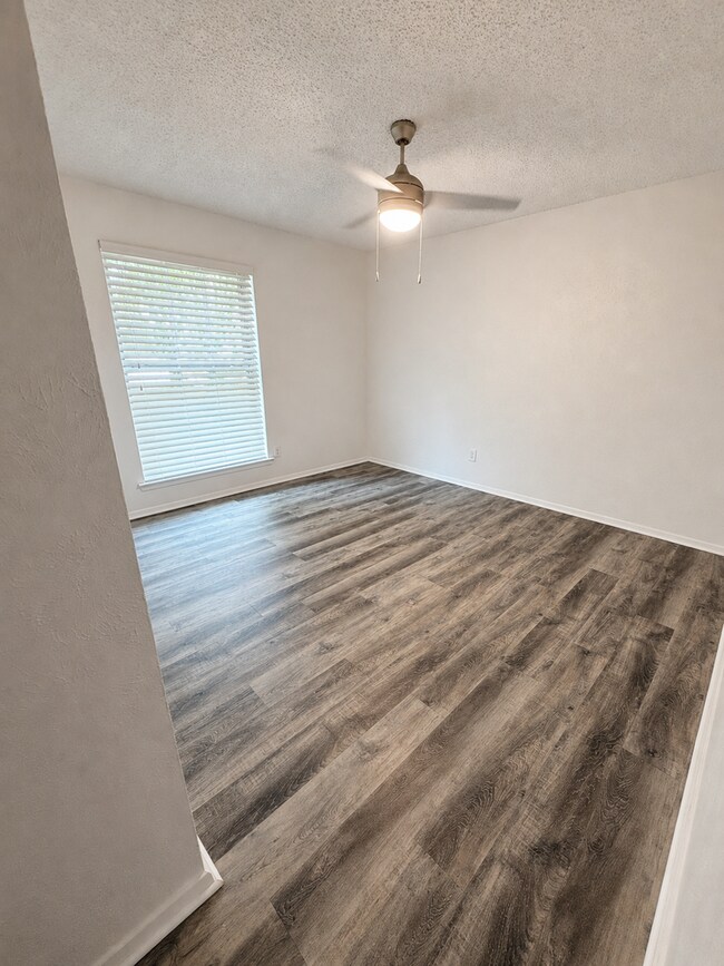 Building Photo - 3-Bedroom, 2 Bath Single Family for Rent in Arlington, TX | Attached Garage & Modern Kitchen
