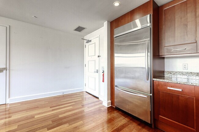 Building Photo - 8100 River Rd