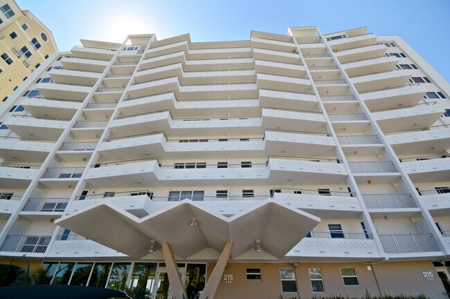 Building Photo - 215 N Birch Rd