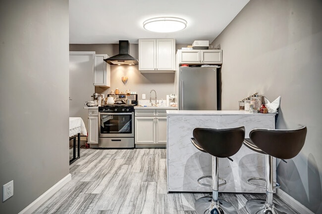 Building Photo - 6554 Greenbush Ave