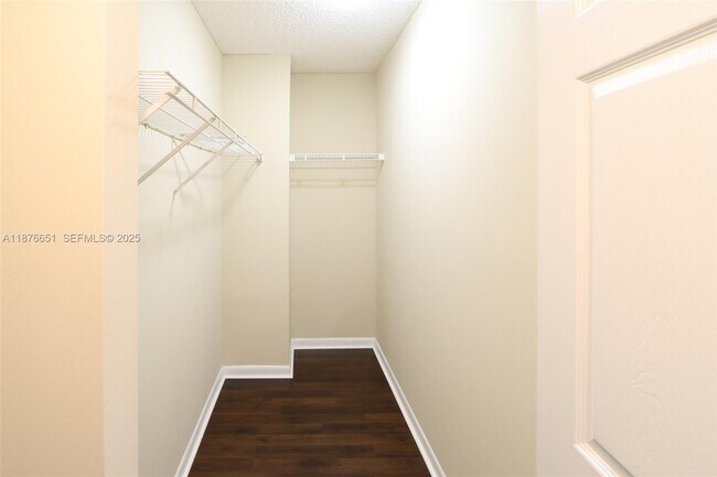 Building Photo - 520 SE 5 Ave