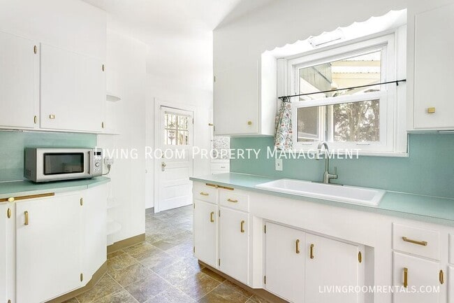 Building Photo - 3639 NE 25th Ave