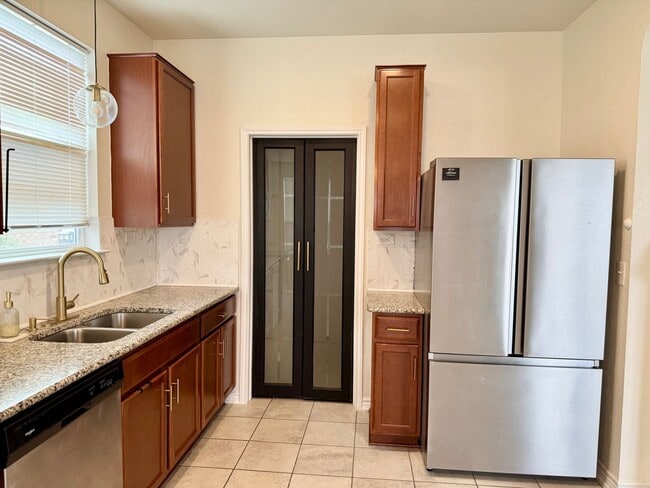 Building Photo - Loma Mesa 3 bedroom, 2.5 bath home ready for move-in!