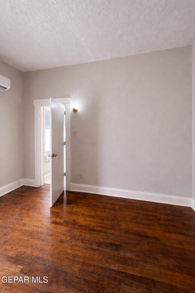 Building Photo - 1114 N El Paso St