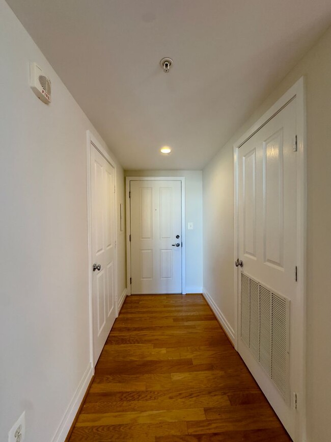 Building Photo - Spacious 2Beds/2baths Condo in the Heart o...