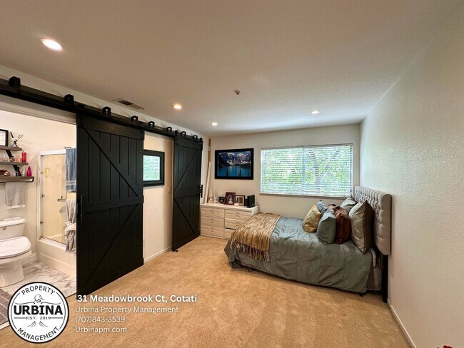 Building Photo - Bright and Spacious 3 Bedroom Townhome in ...