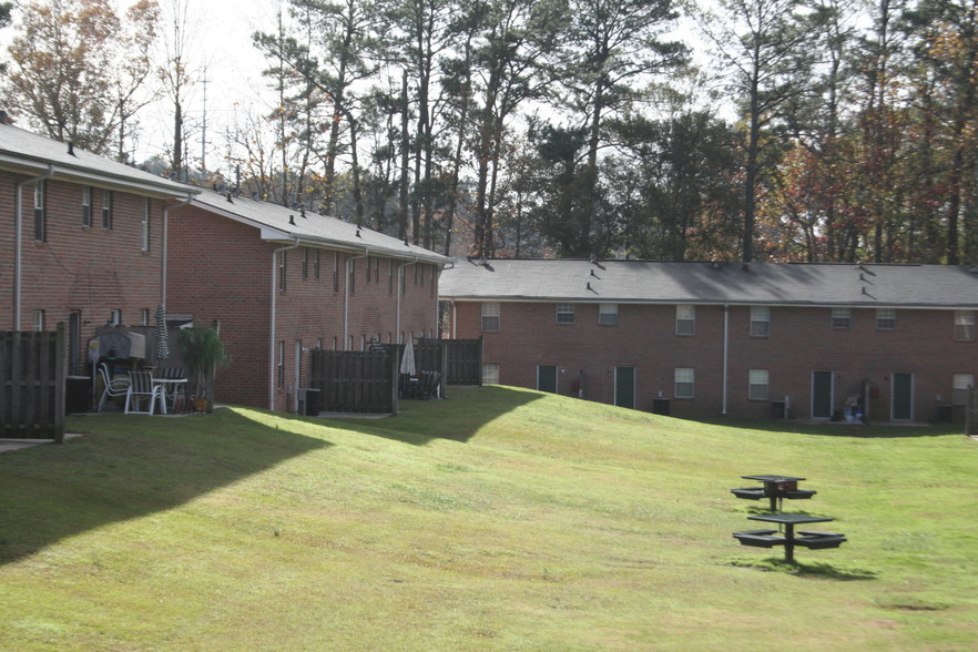 Building Photo - Colonial Square