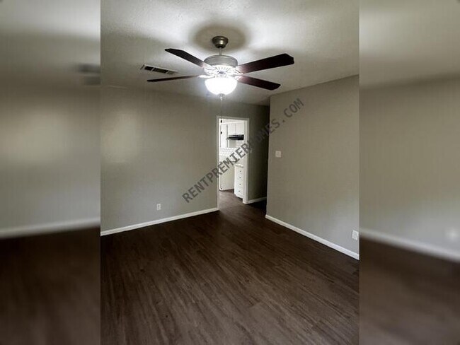 Building Photo - 405 Paula Dr